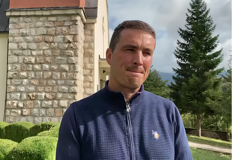 Uhićen muškarac u BiH. Nazvao svećenika ustašom na obljetnici logora za Hrvate