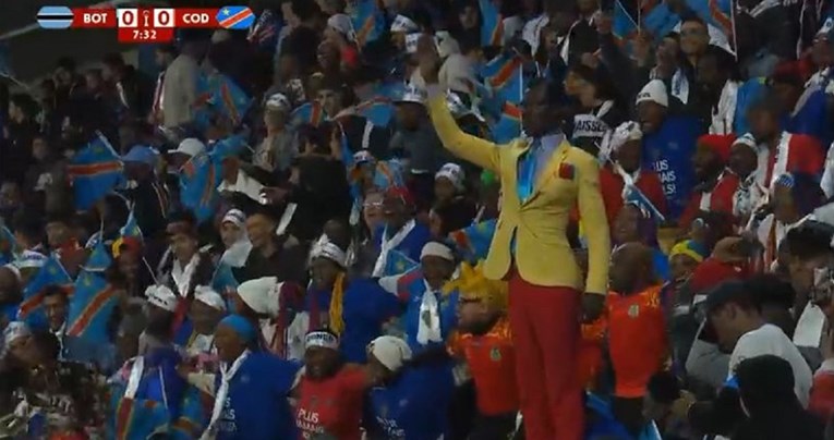 VIDEO Zašto viralni navijač na prvenstvu Afrike cijelu utakmicu stoji kao kip?