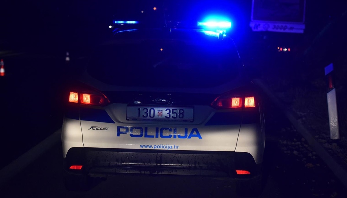 Pijan i bez vozačke bježao autom policiji od Splita do Solina. Imao pištolj i nož