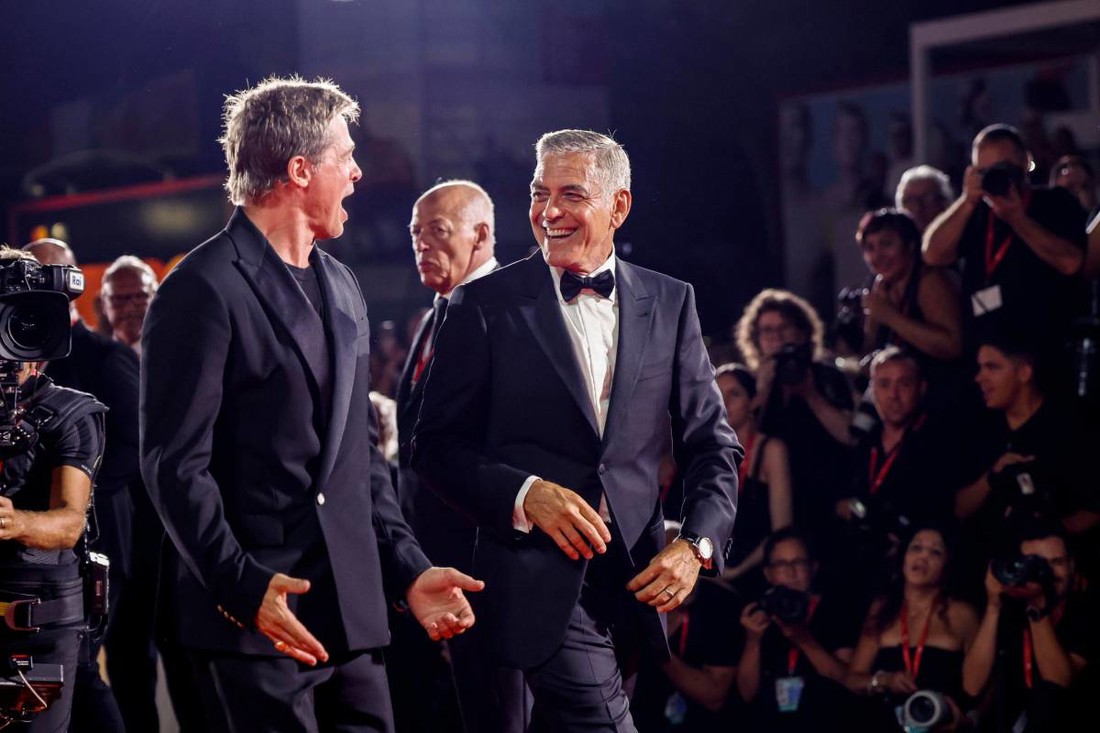 Brad Pitt ismijao Georgea Clooneyja: "Molim vas, ne puštajte ga na plesni podij"
