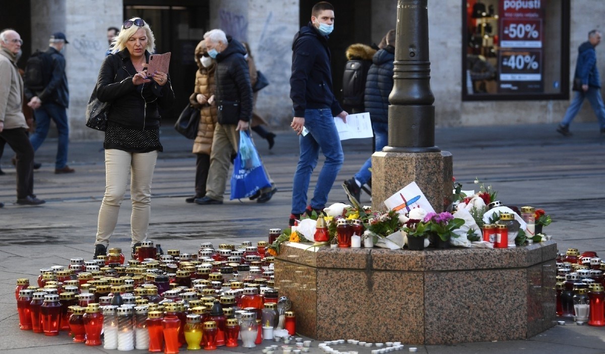 Na Ilici još gore svijeće za Balaševića, jedna poruka za voljenog Đoleta se ponavlja