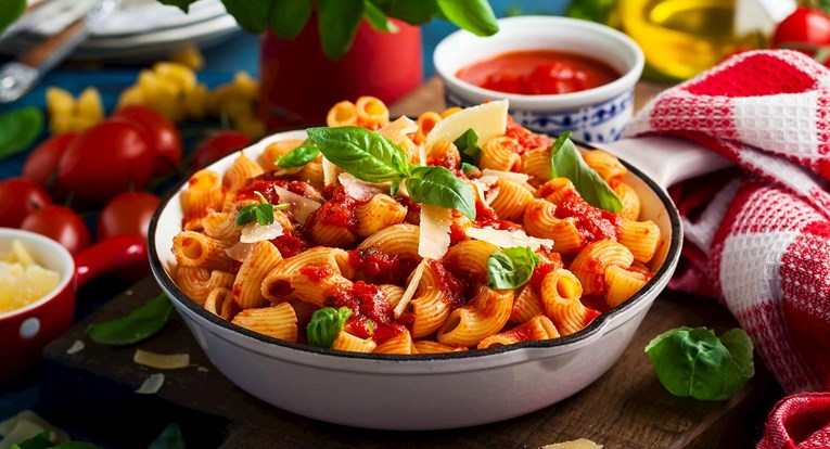 Pet načina kako obogatiti običnu tjesteninu u umaku od rajčice