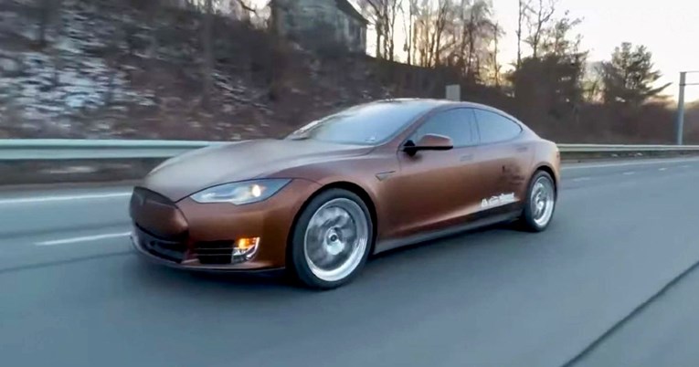 VIDEO Teslin Model S dobio V8 motor