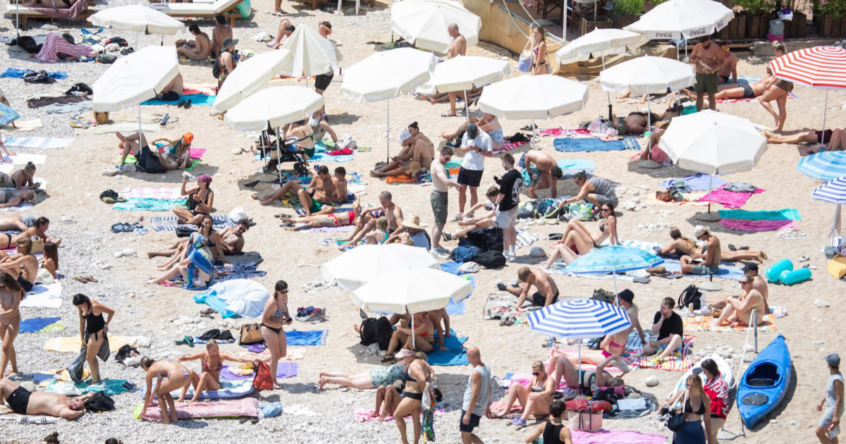 FOTO Dubrovčani osvježenje od vrućina potražili u moru, plaža Banje je krcata