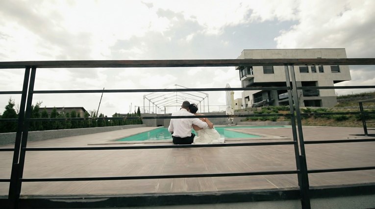 Brčka noge u bazenu, šeta vilom... Sjećate se svadbenog videa uhićenog Grgića?