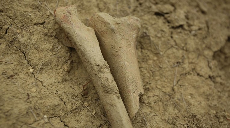 Na divljem deponiju u Karlovcu pronađene ljudske kosti