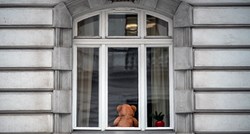 Ljudi diljem svijeta ostavljaju plišane medvjediće u prozorima, razlog je predivan