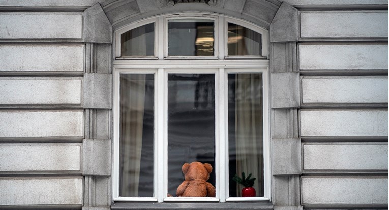 Ljudi diljem svijeta ostavljaju plišane medvjediće u prozorima, razlog je predivan