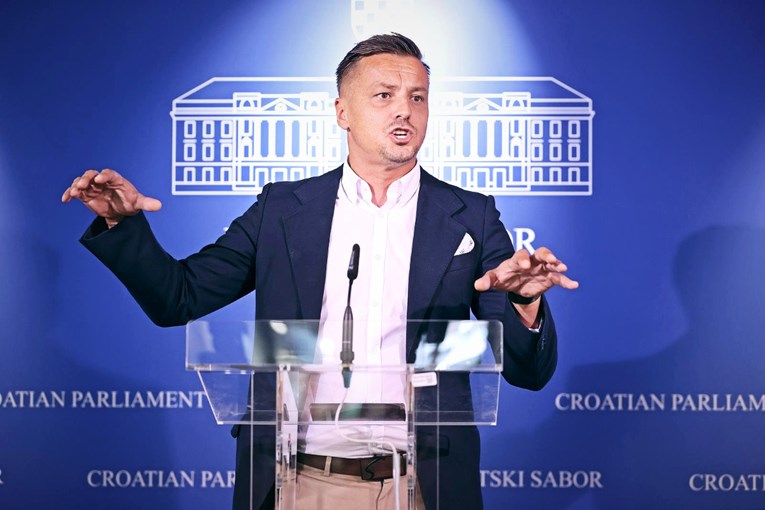 Mostovac traži da 18+ filmove možete gledati samo ako pokažete osobnu