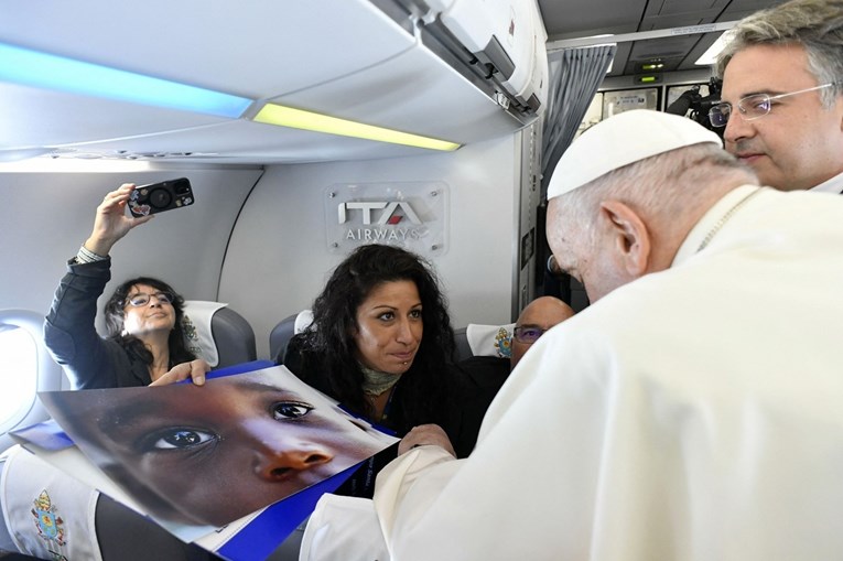Papu Franju na letu dirnula fotografija koju su mu pokazali, zadržao ju je