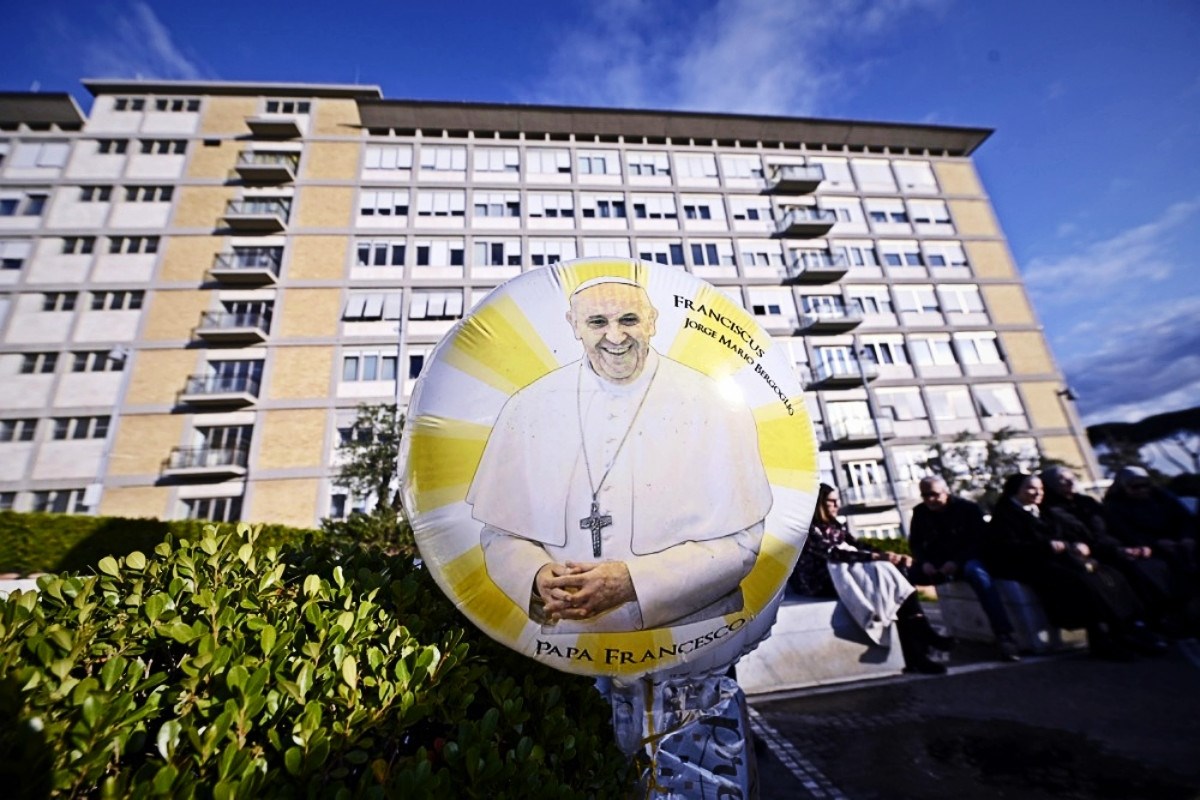 Papa je stabilno i više ne treba mehaničku ventilaciju, javlja Vatikan