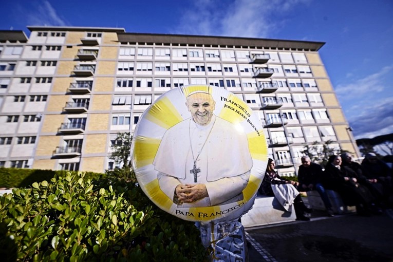 Papa je stabilno i više ne treba mehaničku ventilaciju, javlja Vatikan