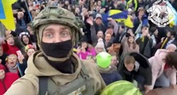 Ukrajinski vojnik objavio video iz Hersona, stanovnici ga dočekali lubenicom