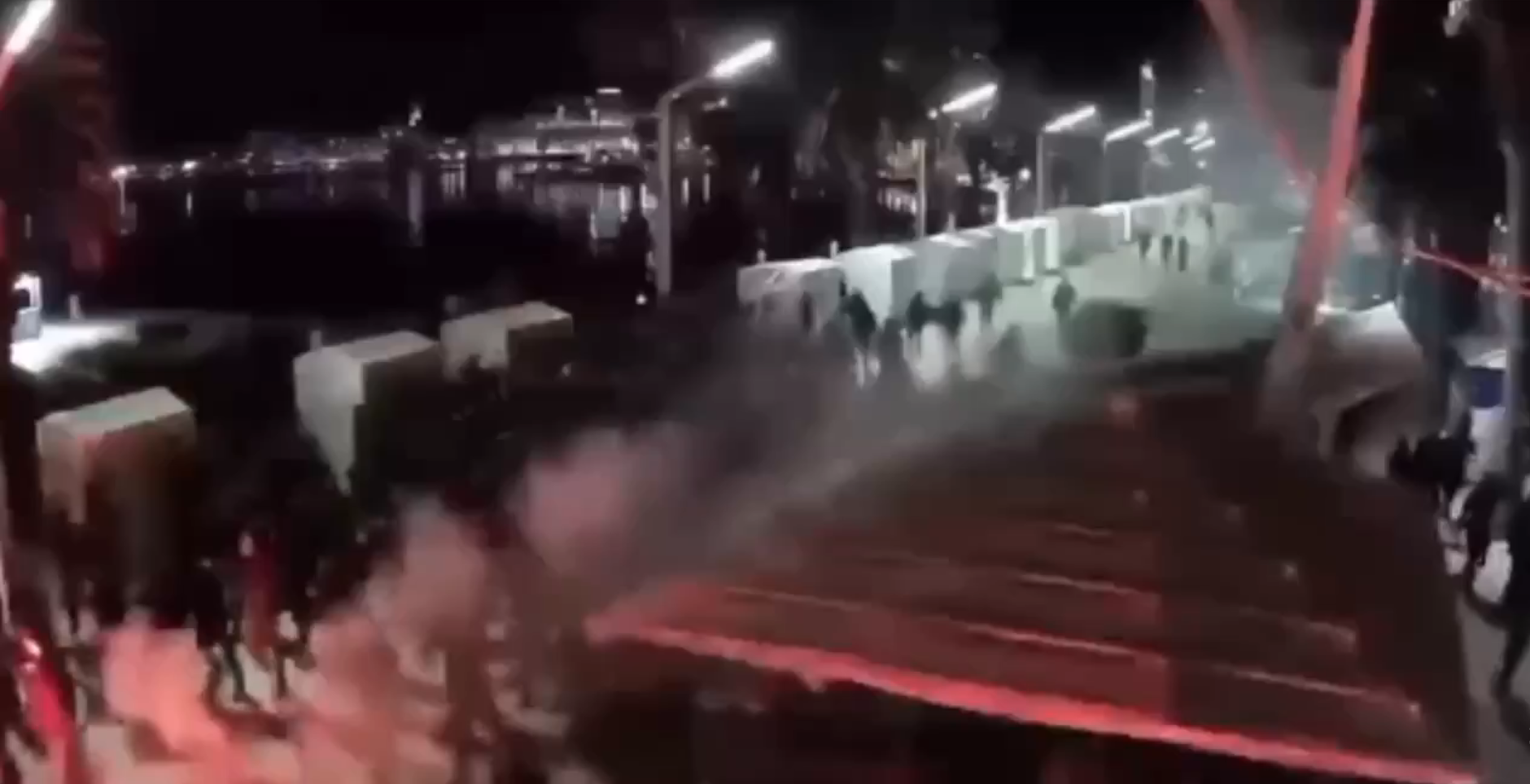 500 navijača se mlatilo na rivi pored 100 policajca. Šef policije: Ponosan sam