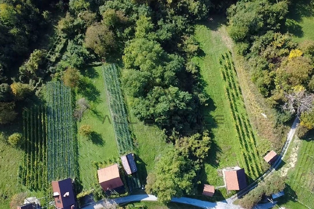 U Samoboru se prodaje kuća za odmor s vinogradom i voćnjakom