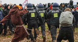 Njemačka interventna policija tjera aktiviste iz rudarskog sela. Tamo je i Greta
