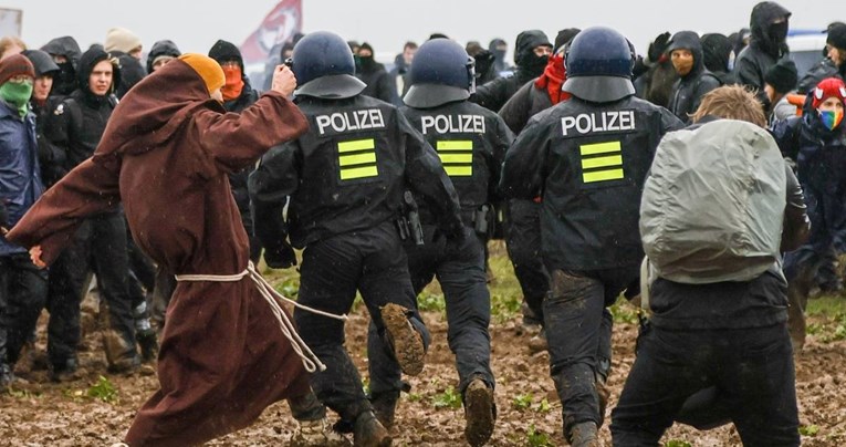 Njemačka interventna policija tjera aktiviste iz rudarskog sela. Tamo je i Greta