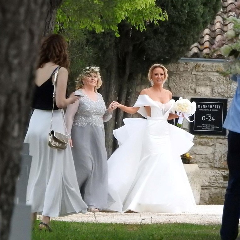 VIDEO Maja Šuput udala se na luksuznom imanju u Istri, nosila tri različite haljine