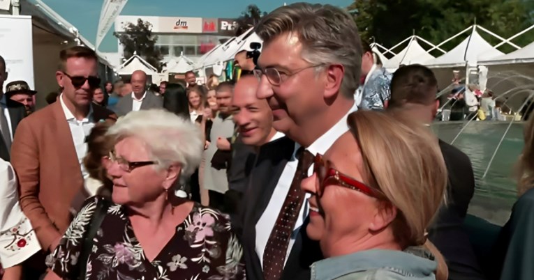 Žene u Gospiću se fotkale s Plenkovićem: "AP - apsolutni pobjednik naš"