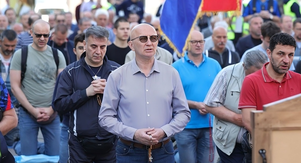 VIDEO Klečavci na glavnom trgu u Zagrebu. S njima je i ratni zločinac Dario Kordić