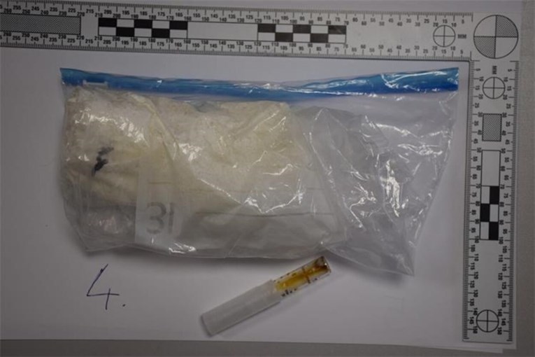 FOTO Policija u autu dubrovačke obitelji pronašla 2.3 kilograma droge