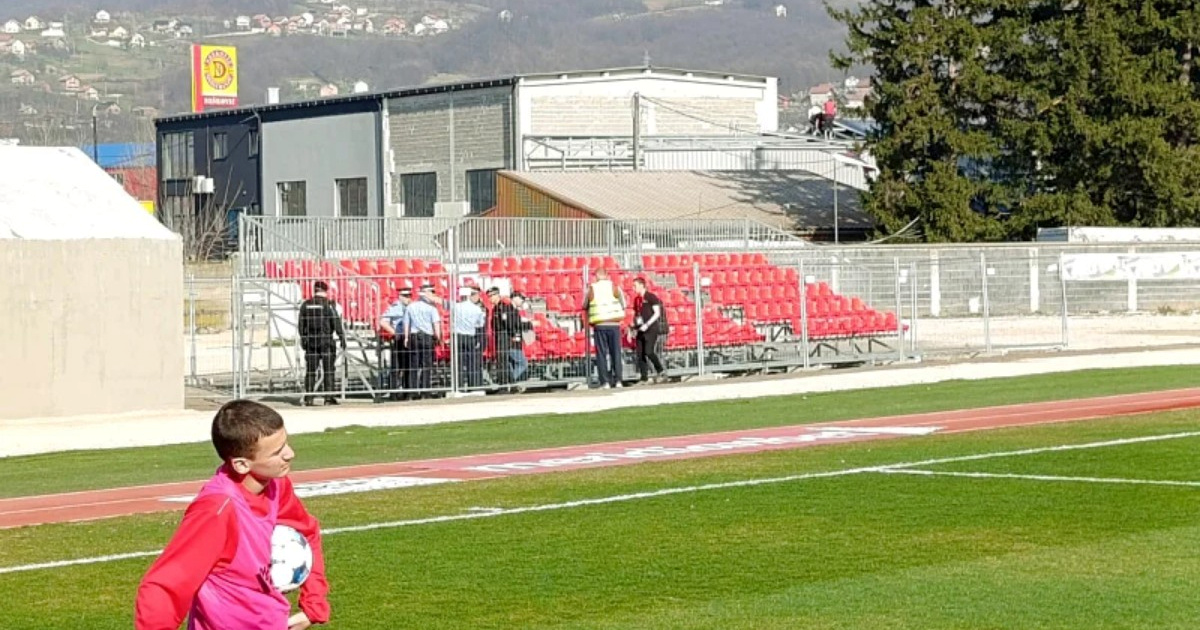 Navijači svinjskom masti namazali tribinu u BiH: "Usred ramazana, tribina namazana"