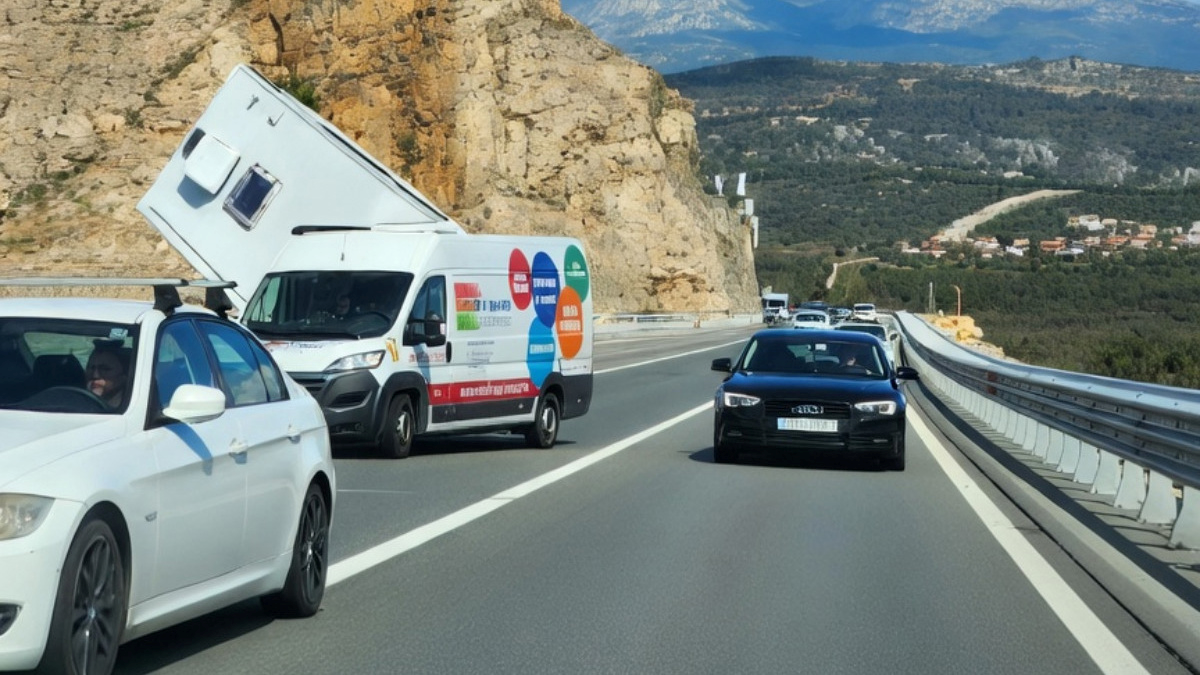 VIDEO Kamp-prikolica visi s Krčkog mosta. Vozač ignorirao zabranu, bura je prevrnula