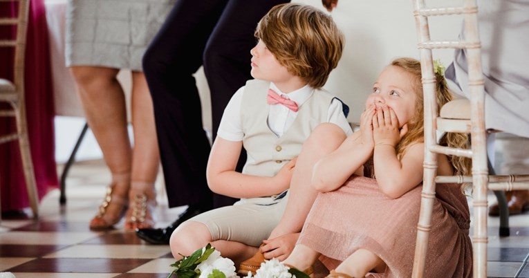 Mama dobila pozivnice za svadbu na koju nisu pozvana djeca. Treba li se ljutiti?