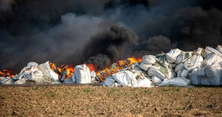 Vatrogasci: Situacija na požarištu bolja, operiran teško opečeni vatrogasac