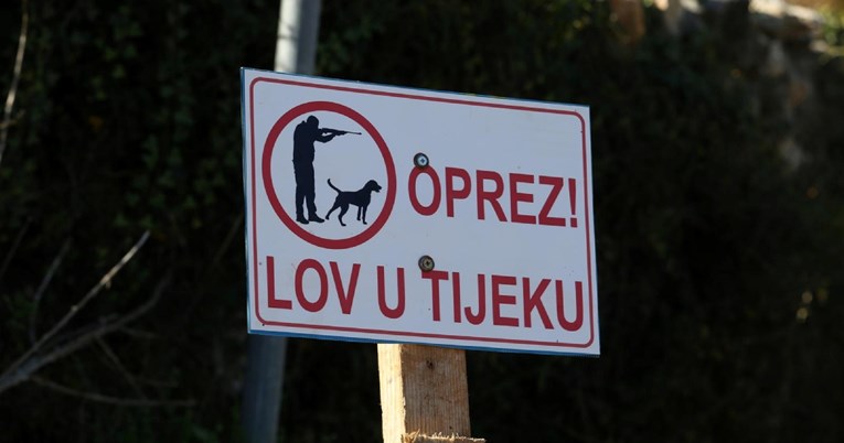 Lovac na Braču ustrijelio ovcu i janje, prijeti mu godina dana zatvora