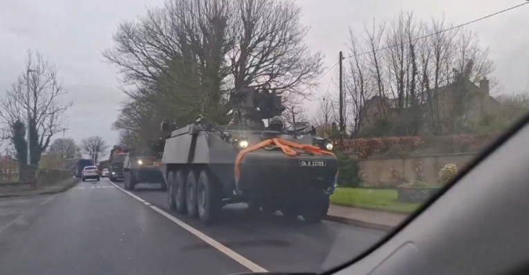 VIDEO Irci traktorima i kamionima blokiraju skladišta goriva. Vlada poslala vojsku