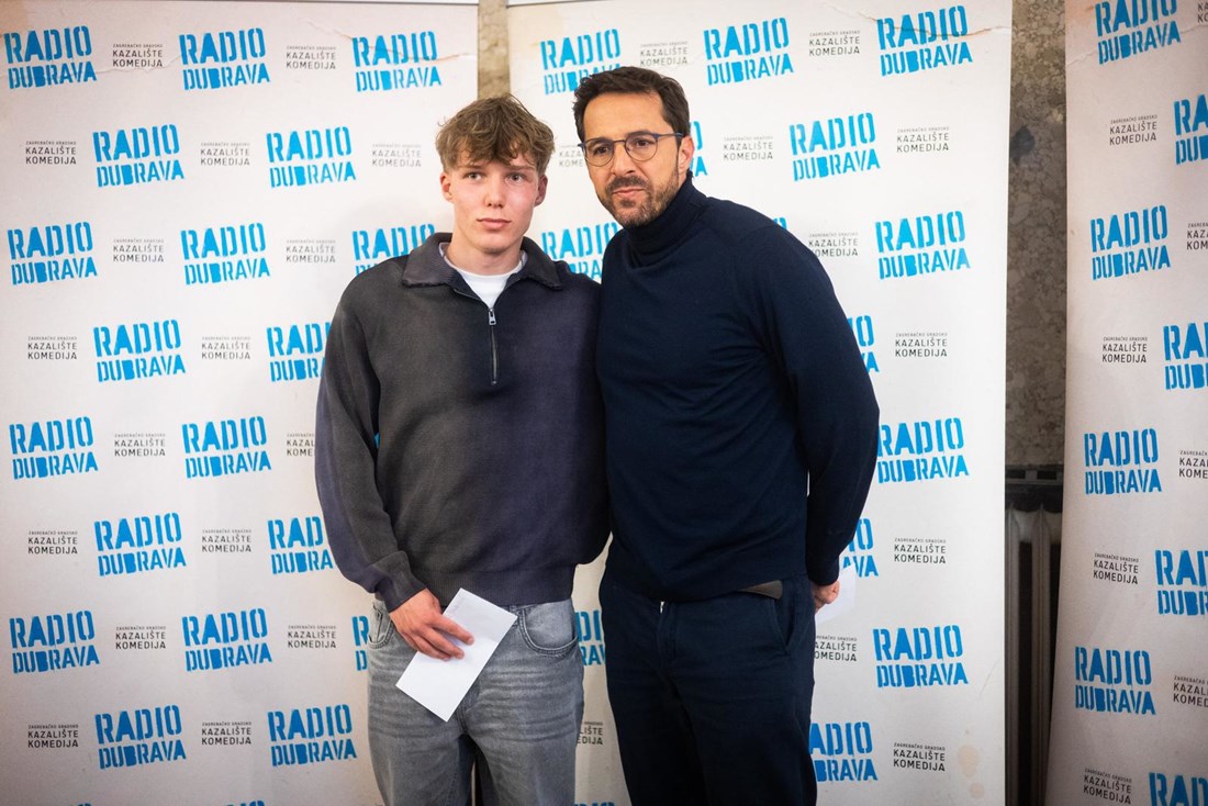 Filip Juričić bio na premijeri mjuzikla "Radio Dubrava" sa starijim sinom Janom