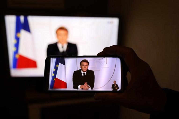 U Francuskoj u osnovnoj školi zabranjeni mobiteli. Macron: Zabranit ćemo i u srednjoj