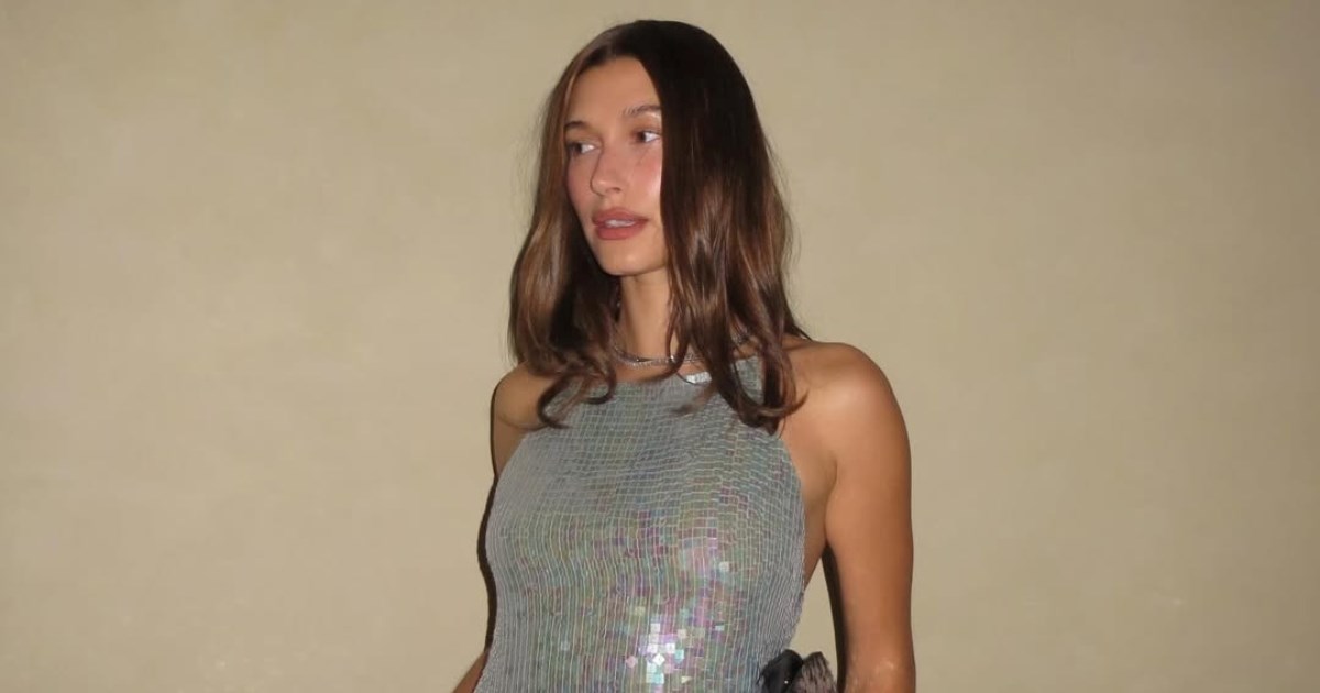 Hailey Bieber oduševila u Y2K stilu, a top o kojem svi pišu idealan je za prosinac