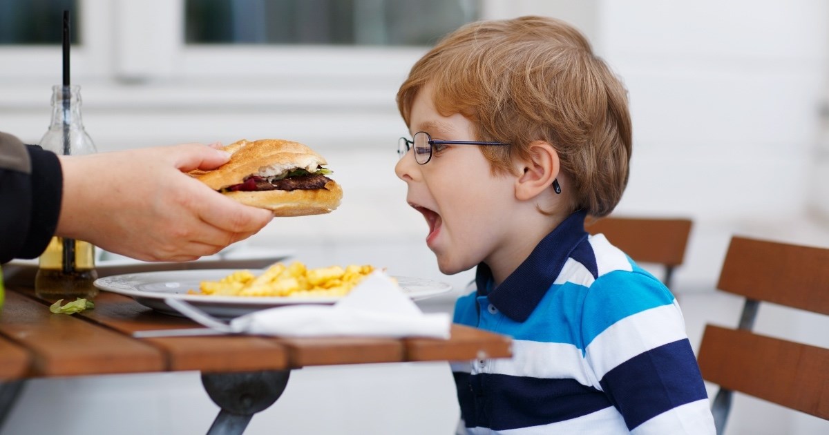 Mama doznala da svekrva vodi njenu djecu u fast food pa joj zabranila da ih viđa