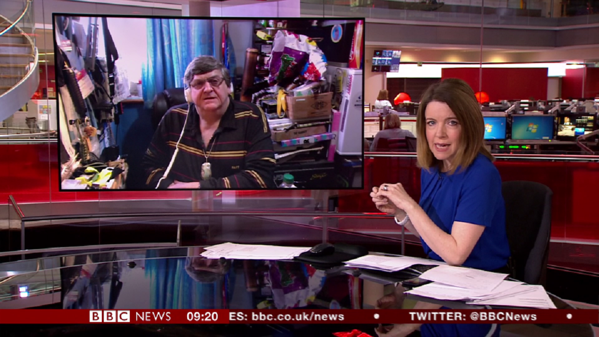 Stručnjak se javio u program uživo, detalji u njegovoj sobi ukrali svu pažnju