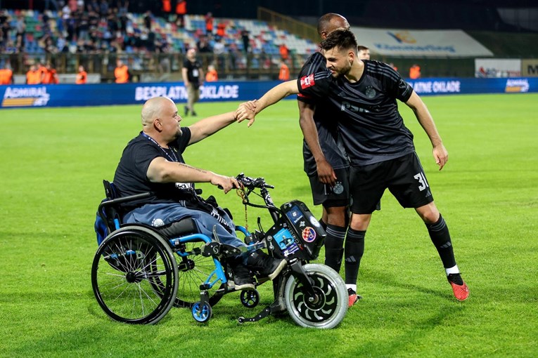 Dinamovcima se nakon pobjede na travnjaku pridružili navijači u invalidskim kolicima