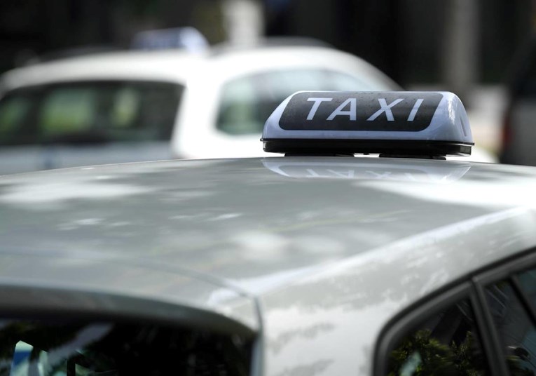 U Beogradu taksistima stavljao nož pod grlo i prijetio im da će ih zaklati 