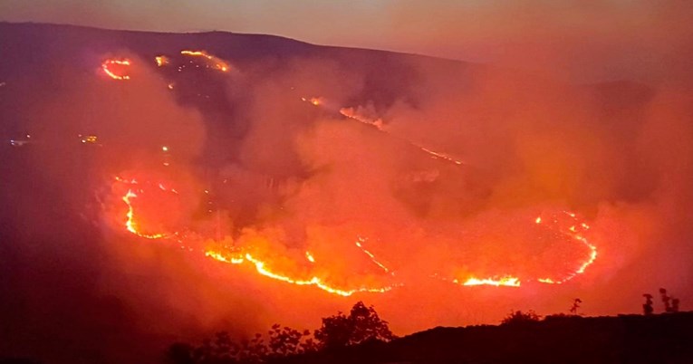 FOTO Sinoć izbio požar iznad Trogira, vatrogasci ga drže pod kontrolom