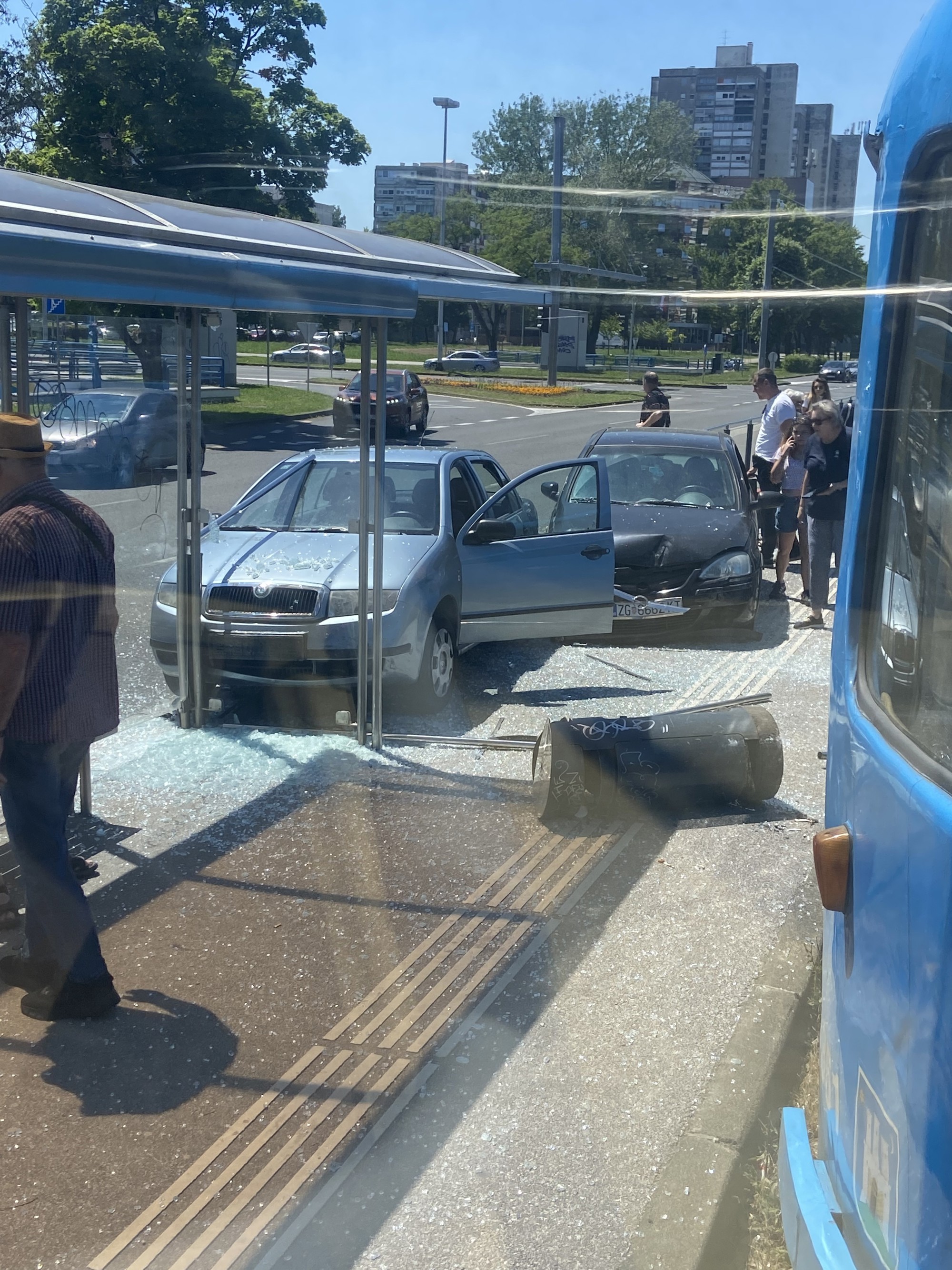 Sudar dva auta u Novom Zagrebu, razbijena tramvajska stanica