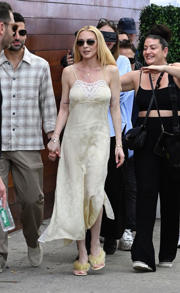 Lindsay Lohan prošetala u najkontroverznijoj obući sezone