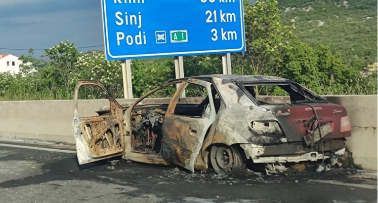 FOTO Auto potpuno izgorio na brzoj cesti Solin-Klis