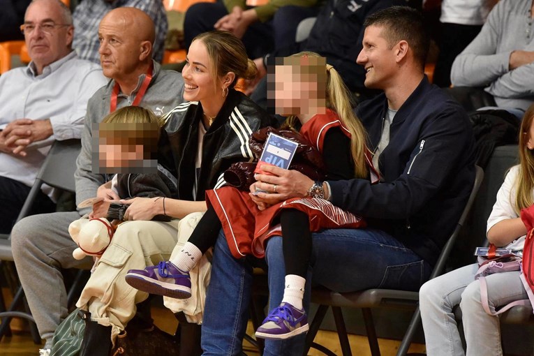 Antonija Mišura Sandrić s djecom pratila utakmicu, u dvorani joj bile i kolegice