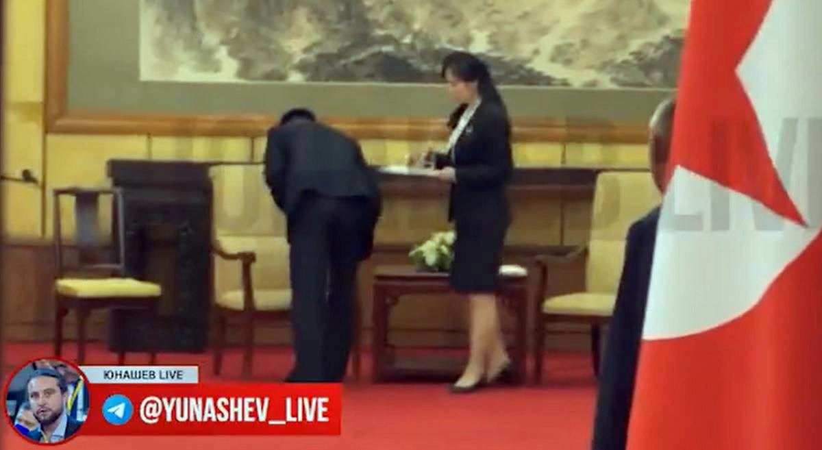 VIDEO Paranoja nakon sastanka s Putinom: Odnijeli čašu, brišu sve što je Kim taknuo