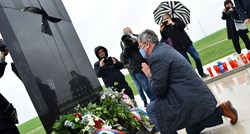 FOTO Vučićev izaslanik kleknuo pred spomenikom u Ovčari