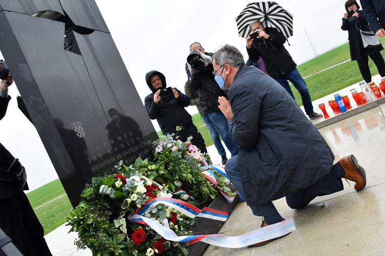 FOTO Vučićev izaslanik kleknuo pred spomenikom u Ovčari