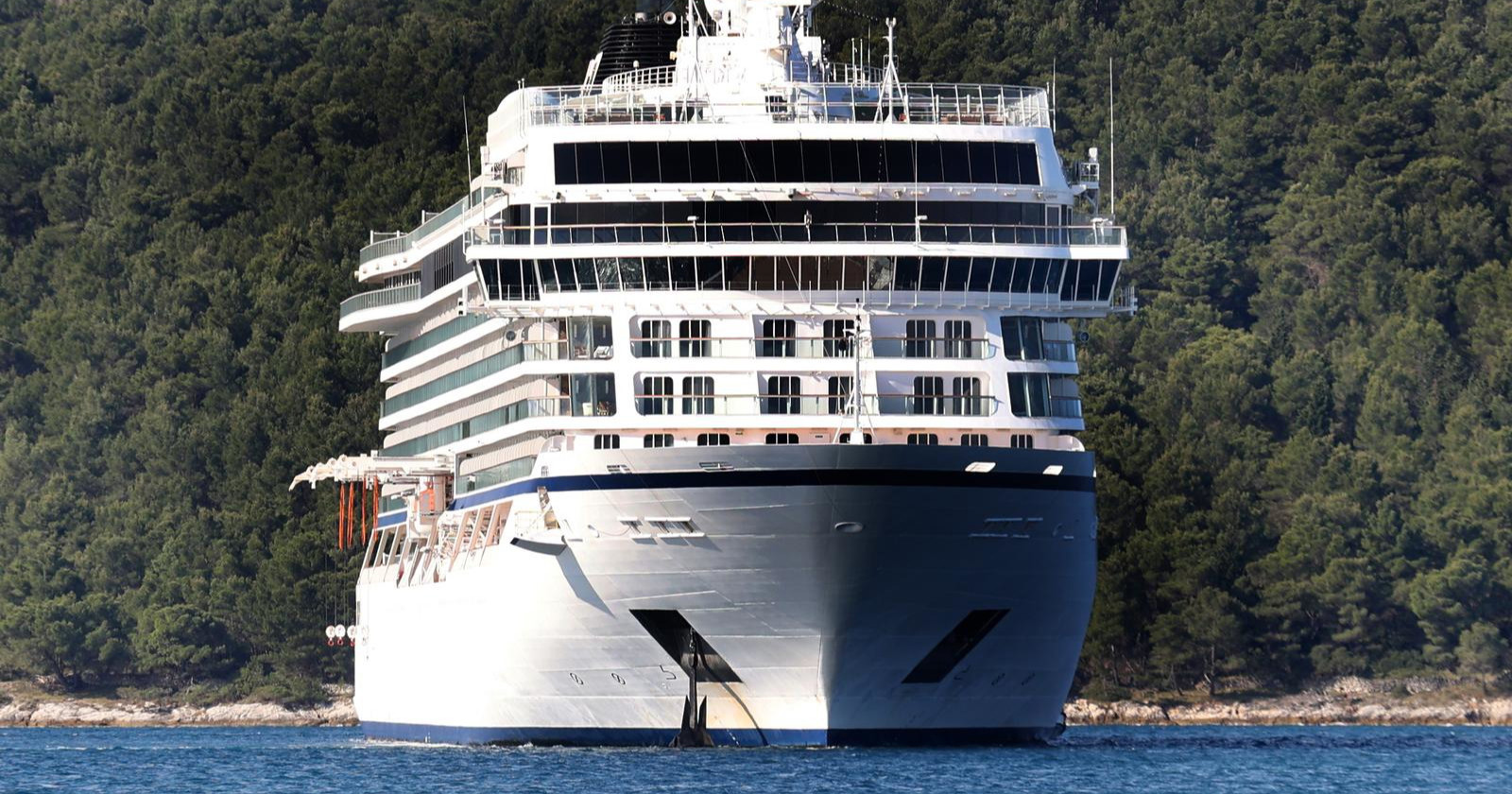 Luksuzni kruzer nije mogao pristati u Šibeniku. Putnike prevezli brodom pa busevima