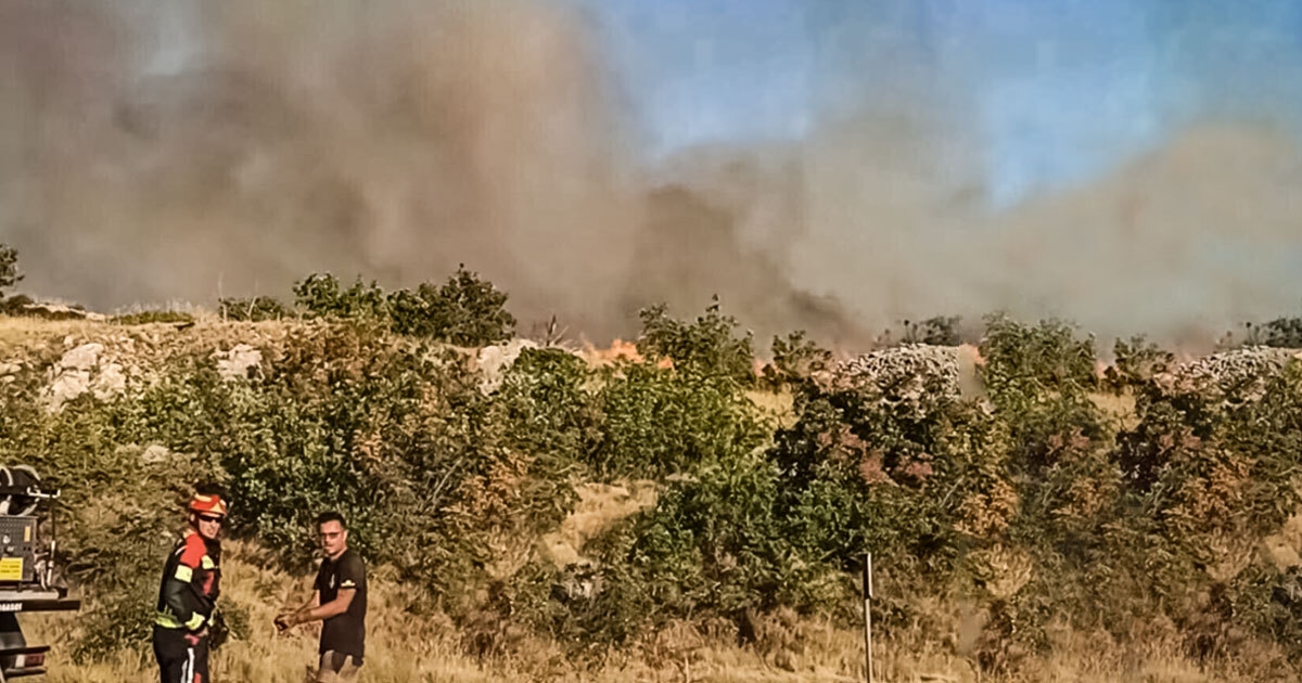 VIDEO Požar na Braču lokaliziran. Gasila ga dva kanadera, pomagao im i helikopter