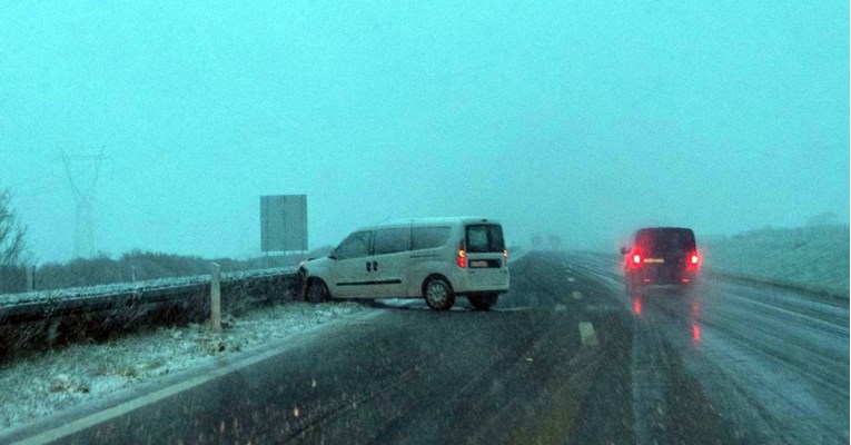 Snijeg zatrpao velik dio Hrvatske, promet zabranjen za vozila bez zimske opreme 