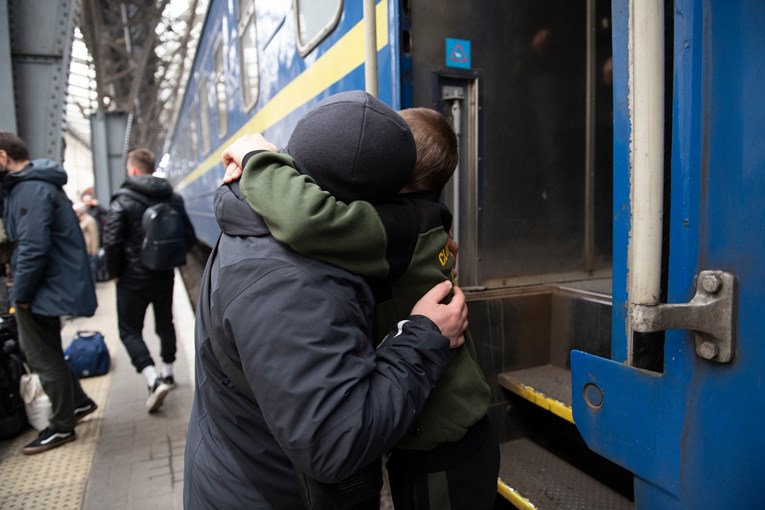 Ukrajinska obitelj se ponovno okupila 18 mjeseci nakon rastanka u suzama na peronu 5